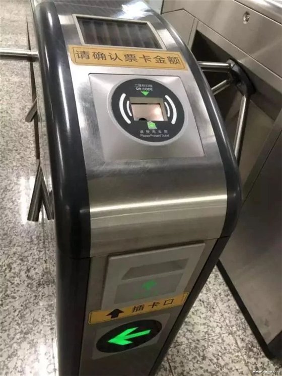 上海地铁新闸机  二维码扫码区与nfc感应区域重叠